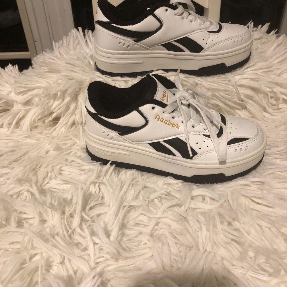 Reebok Low Tops Youth Boy's Casual Sneakers Size 1Y Black/White Lace up Shoes